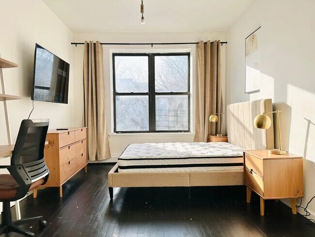 Building Photo - Furnished room/NOT APARTMENT