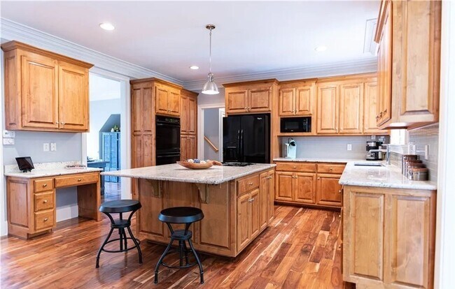 Building Photo - 4 bedroom/ 3.5 bathroom- Stonehouse