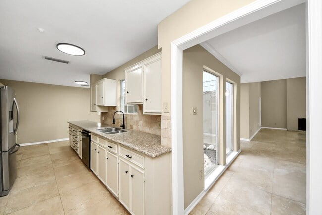 Building Photo - 5 Tiffany Square