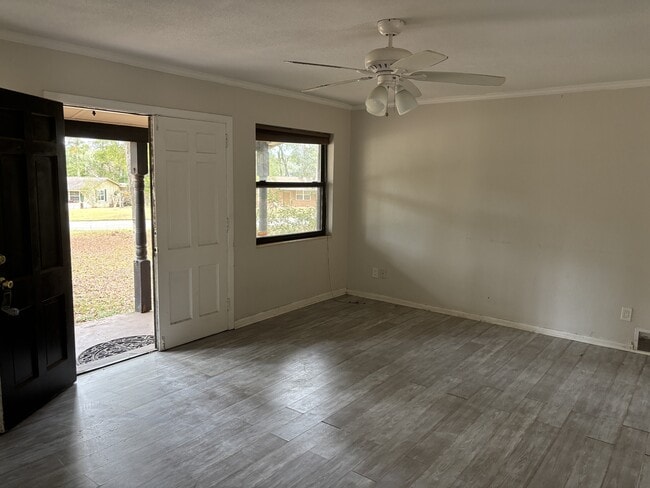 Building Photo - 2409 Almond Dr