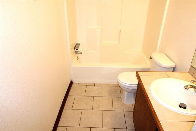 Building Photo - 316 Falcon Ct