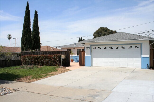 Primary Photo - 3 Bedroom Home- Laminate Floors- Central A...