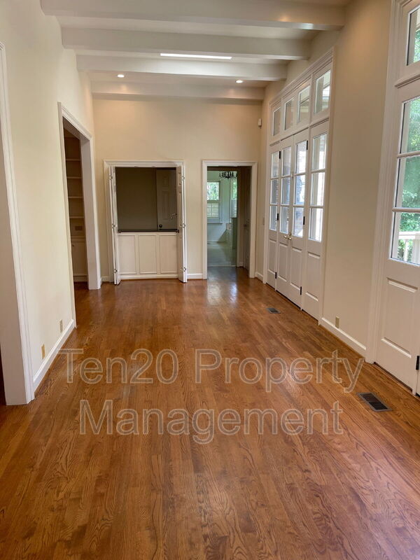 Building Photo - 1544 Glencoe Dr