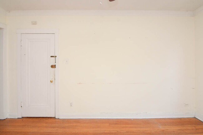 Building Photo - 3011 N Racine Ave