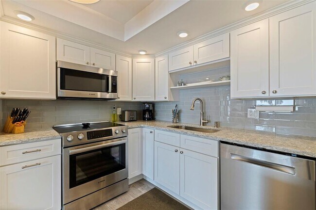 Building Photo - 7430 Sunshine Skyway Ln S