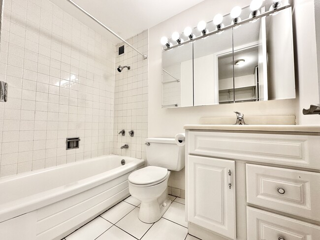 Building Photo - 1960 N Lincoln Park W