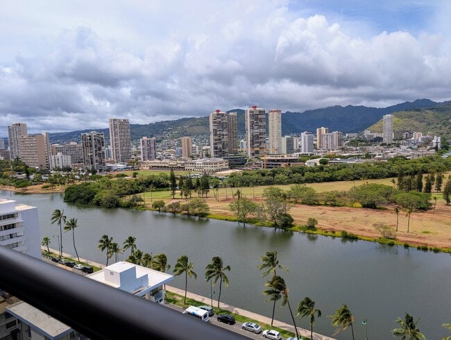 Building Photo - Large studio in the heart of Waikiki with assigned parking