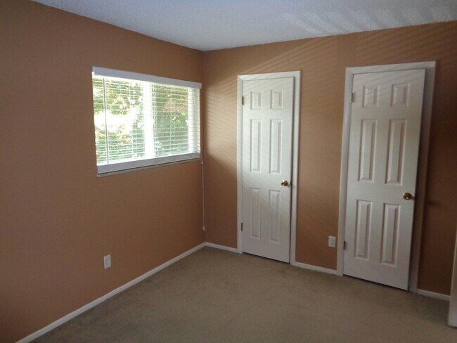 Building Photo - PRE-LEASE! 2 bed 1.5 Bath Condo at The Wimbledon!