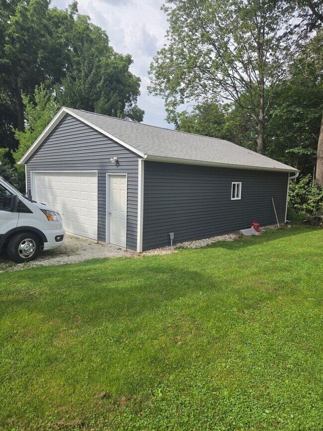 Building Photo - S64W18474-w18474 Topaz Dr