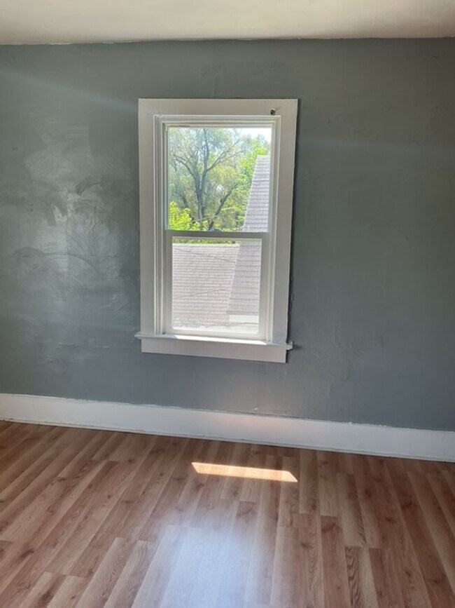 Building Photo - 3 Bedroom / 1 Bathroom House in Peoria