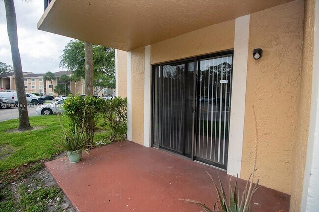Building Photo - 9491 Palm Cir S