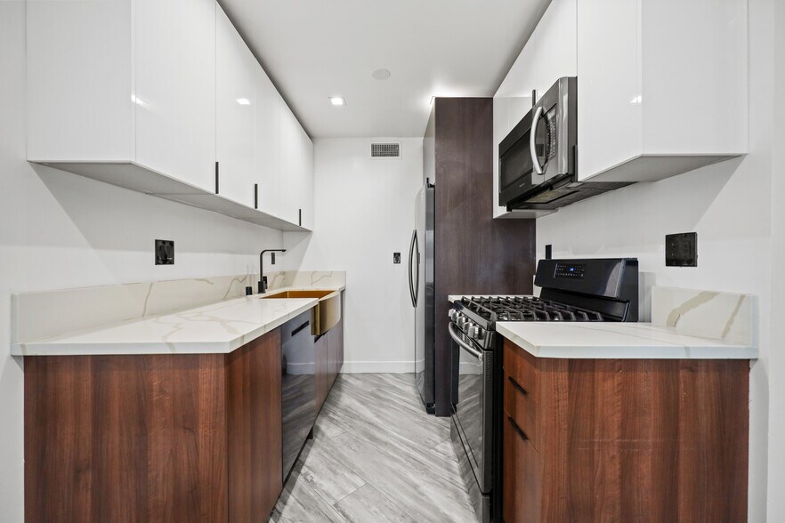 Building Photo - 230 S Carondelet St