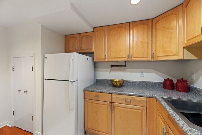 Building Photo - Kalorama Two Bedroom Duplex on Quiet Street! Private Patio/Decorative Fireplace & More!