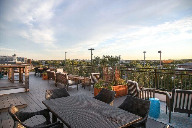 Building Photo - Sunny 1 bed + den 870 sq ft in heart of Pe...