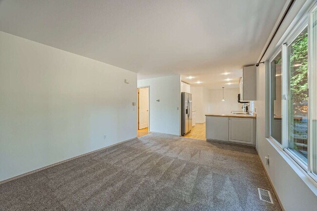 Building Photo - **NO SHOWINGS AT THIS TIME. WE HAVE A PEND...