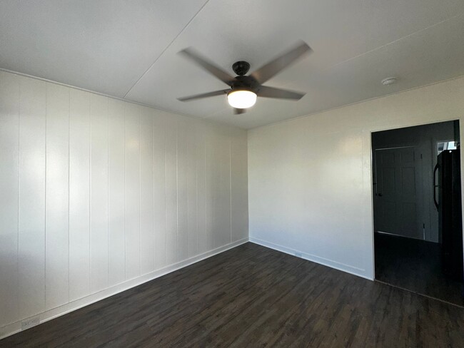 Building Photo - 1 bedroom duplex, fully renovated, 2 car p...