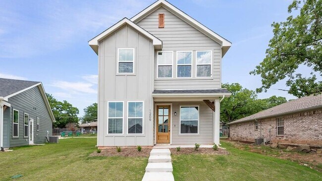 Building Photo - 10910 Shady Oaks Dr