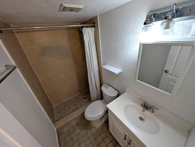 Building Photo - 1720 NW N River Dr