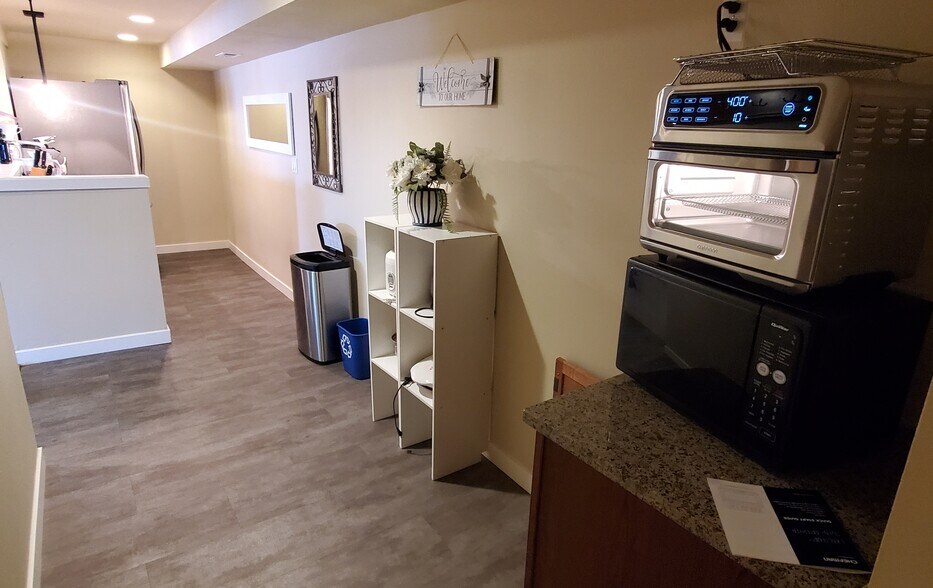 Building Photo - 1611 Vernon Rd