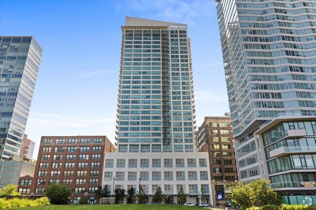 Building Photo - 701 S Wells St