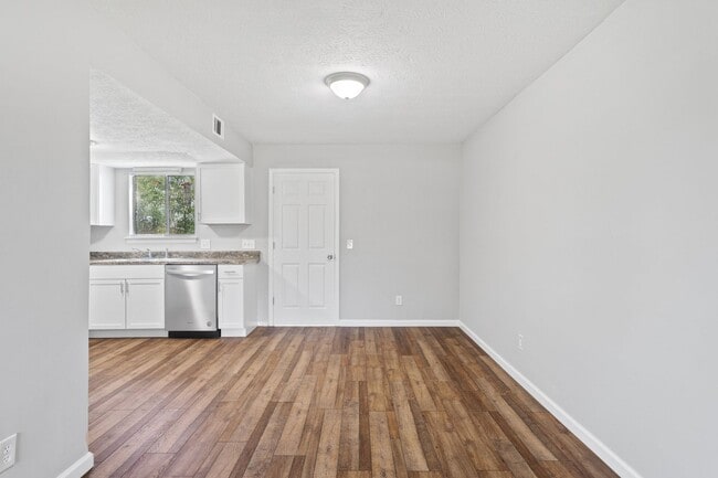 Building Photo - 2 Bedroom 1.5 Bathroom