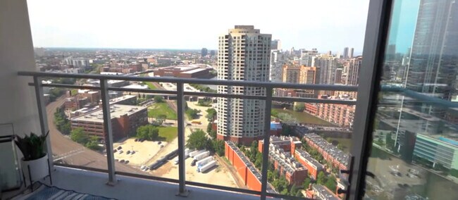 Building Photo - 552 W Kinzie St
