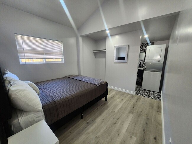Building Photo - 6595 Oasis Ave