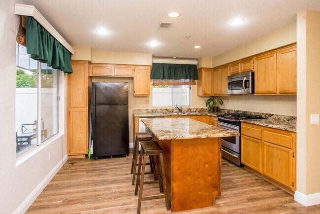 Building Photo - Beautiful Townhouse in the desirable Anaheim Packing District!