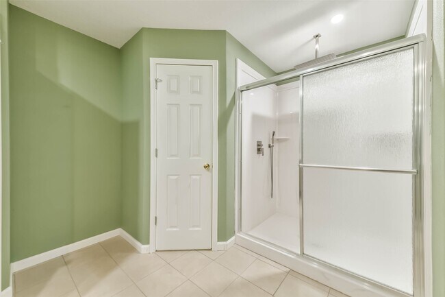 Building Photo - 605 Kings Ct
