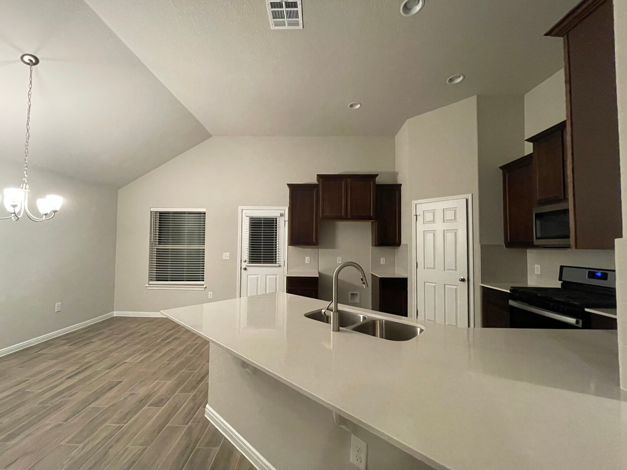 Building Photo - 300 La Joya Pass