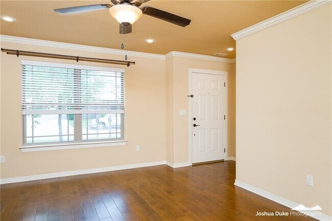 Building Photo - 2657 N Valencia Ave