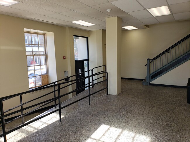 Building Photo - Lebanon School District 2nd Floor 2 Bedroo...