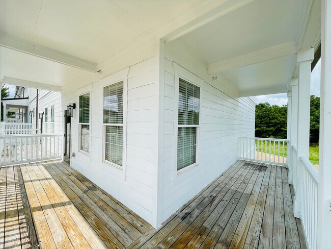 Building Photo - 4BD/4.5BA in ROWANDALE!