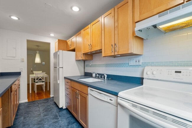 Building Photo - 12 Colonial Village Dr