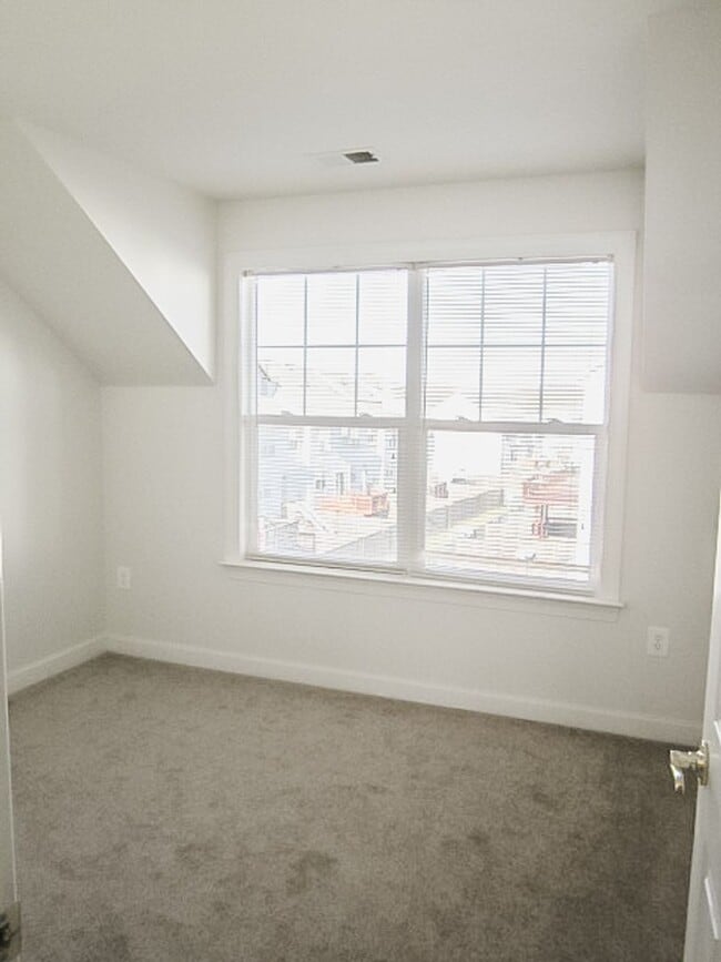 Building Photo - Beautiful 3 Bed 3.5 Bath Interior Townhome In Much Sought After Blooms Mill