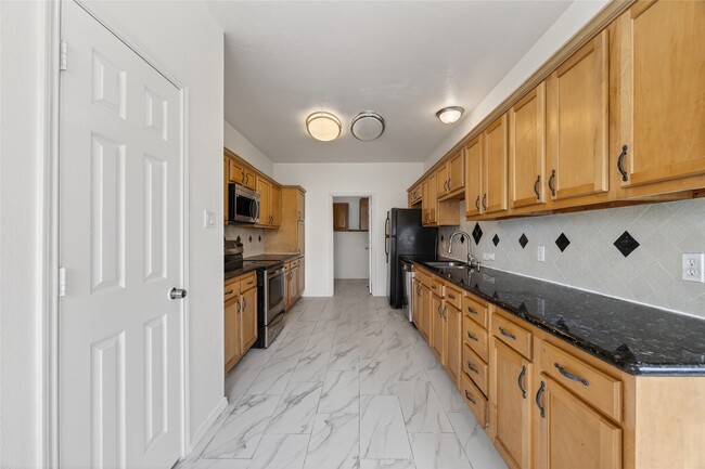 Building Photo - 20747 Settlers Lake Cir N