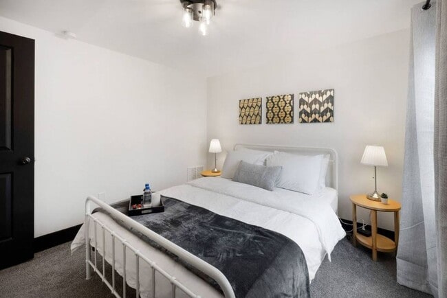 Building Photo - Beautifully Updated 3-Bedroom Home on a Co...