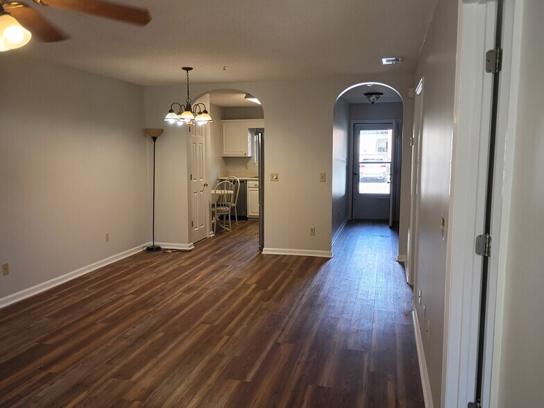 Building Photo - 211 Edgewater Rd