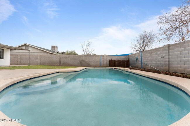Building Photo - 6109 W Marconi Ave