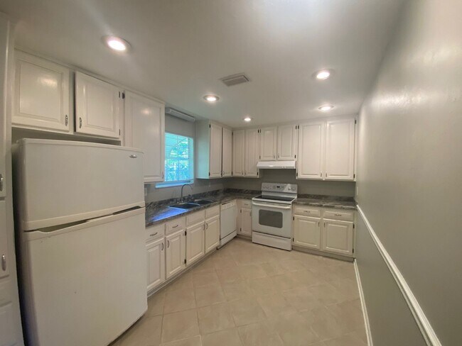 Building Photo - 2408 Dundee Dr