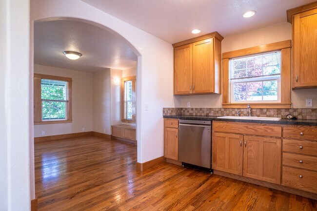 Building Photo - 3-bedroom 2-bath House SW Albany $2,395