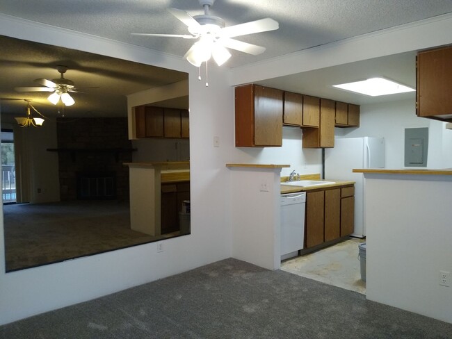 Building Photo - Awesome 2 Bedroom w/ Study 2 Bath Robinwoo...