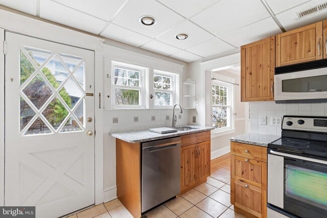 Building Photo - 530 E Manoa Rd