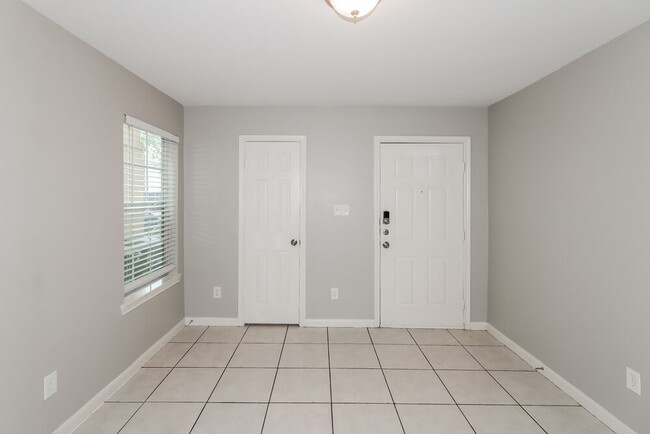 Primary Photo - 4923 N Cancun Dr