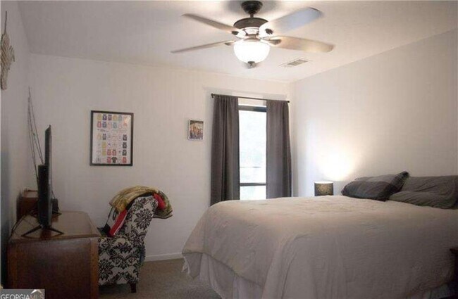 Building Photo - 2685 Meadowlawn Dr