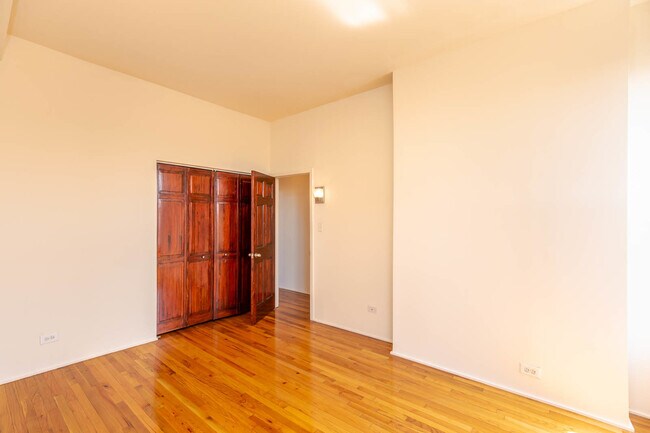 Building Photo - 1136 W Armitage Ave