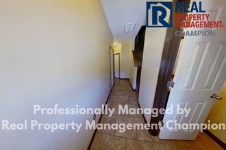 Building Photo - Beautiful Two Story Townhome with Lots of Storage!!