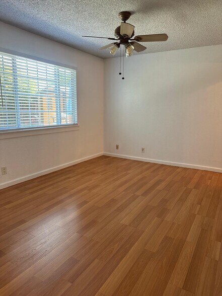 Building Photo - 115 Azalea Ct