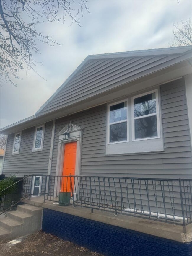 Building Photo - 3140 SW Crest Dr