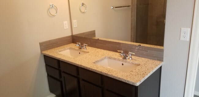 Building Photo - Immaculate 3 Bedroom/3 Bath Townhome Near Powers Corridor!